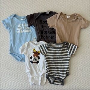 Great Condition! Set of 5 Baby Onesies, Newborn Size